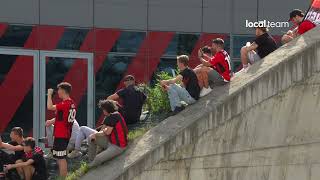 E festa a Casa Milan tifosi arrampicati sul tunnel [upl. by Darach]