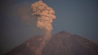 Semeru beruhigt sich nach gewaltiger Eruption [upl. by Aleinad]