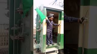 40 Dn jaffer  express  guard moving from train Rawalpandi waving Gareen flag shrot vedio [upl. by Stillmann78]