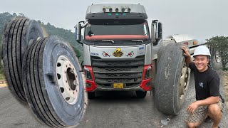 replace new tire for chenglong h7 tractor truck carrying 100 tons of load daily work of giang [upl. by Oicnecserc]