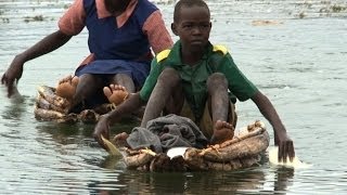 Schüler in Kenia paddeln an Krokodilen vorbei zur Schule [upl. by Denny]