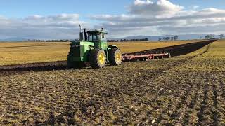 John Deere 8850 amp Kverneland DA 10 furrow mouldboard plough [upl. by Arihas]