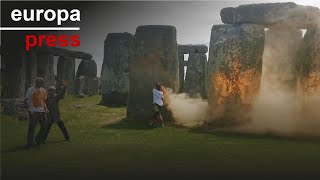 Ecologistas rocían pintura naranja en el monumento histórico Stonehenge [upl. by Grover]