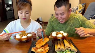 和他吃饭你就得留个心眼儿，不然什么都吃不到eating showeating challengehusband and wife eating foodeating asmr eating [upl. by Dranal771]