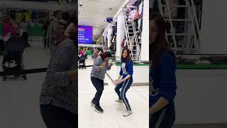 ESTA SEÑORA SE GANO UN PAR DE ZAPATILLAS BAILANDO CON FER PALACIO [upl. by Eurd]