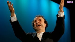 ROBERTO BENIGNI  La più bella del mondo  Rilegge la costituzione italiana e punzecchia Berlusconi [upl. by Akinorev]