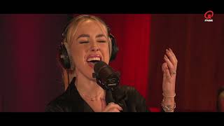 Kimberly Fransens  We Komen Er Wel Uit live QMusic Stephans Pianobar [upl. by Yleik]