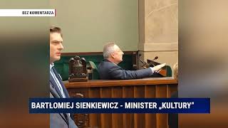 Sienkiewicz jako jedyny nie wstał w trakcie hymnu Tyle znaczy dla niego Polska  TV Republika [upl. by Lecram748]