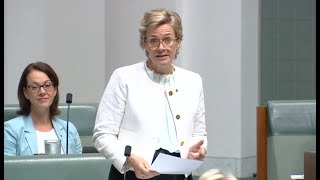 Zali Steggall MP asks the PM to commit to a 75 emissions reduction target before the next election [upl. by Brothers]