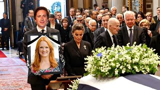 Funeral of Ree Drummond shed tears with her portrait in front of friends and colleagues [upl. by Anelrac]