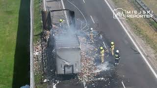 Pożar naczepy ciężarówki z kosmetykami na autostradzie A2 Ruch zablokowany Trwa akcja gaśnicza [upl. by Jasmin]