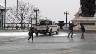 Vent et verglas drôle de valse sur la terrasse Dufferin [upl. by Leuqer]