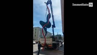 FOGGIA INSTALLAZIONE ARTISTICA SUL NUOVO PALAZZO GAMMAROTA IN PIAZZA UGO FOSCOLO [upl. by Adi649]