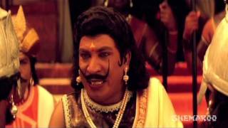 Himsinche 23va Raju Pulikesi  Vadivelu waging a war in his own style [upl. by Auberon200]