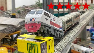 Kereta Api KAI Menabrak Angkot di Depan Terowongan Sampai Terbalik  Mainan Kereta Api Miniatur [upl. by Ahselet]