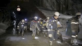 Rússia Esperança de resgatar 13 mineiros soterrados em mina de ouro é quase nula [upl. by Bullough]