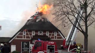 Großfeuer Seevetal Maschen  Reetdachhaus Penz Aldi 01122011 [upl. by Carry]