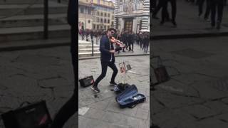 Artista callejero deslumbra a los espectadores con una épica presentación de violín [upl. by Aicilic]