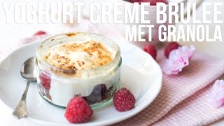 RECEPT Yoghurt crème brûlée met granola  OhMyFoodness [upl. by Notlit71]