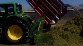 SILAGE 2009 JOHN DEERE 6930 AND NH 6080 BUCKRAKING [upl. by Milstone]