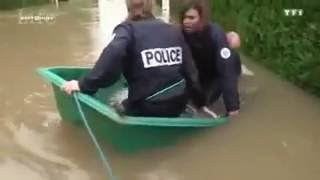 La Police des barques en mission après les inondations [upl. by Sheree]