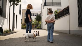 Kind lernt Umgang mit Hund mittels Dog Sharing [upl. by Eixela]