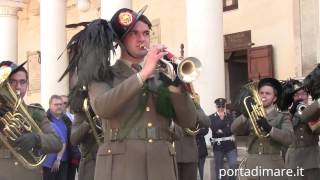 Un due tre arrivano i bersaglie La fanfara dei bersaglieri in piazza Salandra a Nardò LE [upl. by Issiah]