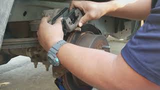 Como Cambiar Las Balatas Brake Pads De Una F150 Parte 2 [upl. by Ainaznat683]