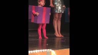 Schoolfeest axelle  modeshow Pooh klas Spes Nostra Kleuter Heule [upl. by Prudie]