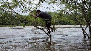 Alerta 🚨 roja el río torola se desborda  Y chungo queda atrapado en la creciente 😱😱😨😨😨 [upl. by Frye]