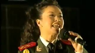 Chinas new first lady Peng Liyuan sings a russian song in russian [upl. by Adiuqram]