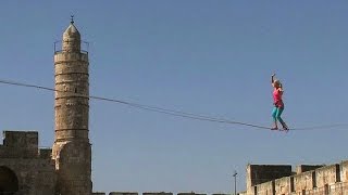 Equilibrista caminó a 30 metros de altura entre dos torres históricas de Jerusalem [upl. by Eeryn306]