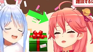 ENGSUB Sakura Miko vs ParrotFashion VOLUME WARNING Miko Shows Xmas Gifts From Pekora [upl. by Annice840]