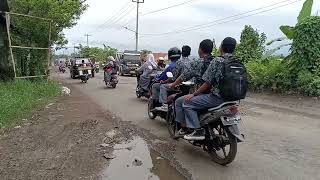 JALAN BERLUBANGPENGENDARA MOTOR DAN MOBIL KESULITAN [upl. by Atilamrac969]