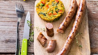 Recette  Chipolatas marinées grillées et croustilles de légumes [upl. by Kippar472]