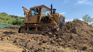 Livellamento terreno con Caterpillar D7 G VHP dozer [upl. by Prochoras171]