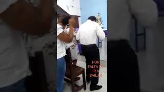 Hombre bailando en la iglesia [upl. by Welcome585]