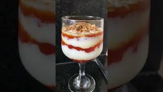 VERRINE DE IOGURTE COM GRANOLA [upl. by Yelnoc353]