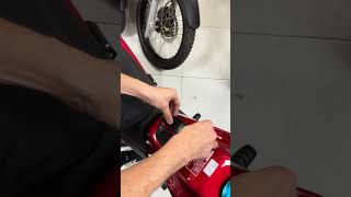 Instalación tank pad protector de tanque de moto cb 125 honda [upl. by Kcod]