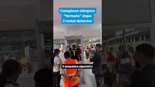 Campione olimpico fermato in aeroporto per colpa della medaglia d’oro il simpatico siparietto [upl. by Cathryn]