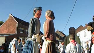 Les Géants de SoigniesCarrières Belgique avec le quotFantasia Bandquot de Bouvignies Belgique [upl. by Anyalram]