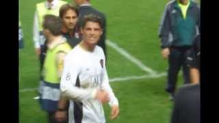 Cristiano Ronaldo gives his jersey  Cristiano Ronaldo entrega camisola [upl. by Ynogoham]