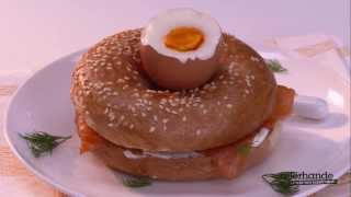 Eierdopbagel met zalm en roomkaas  Allerhande [upl. by Alys]