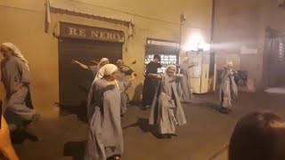 Il balletto improvvisato delle suore nelle strade del centro di Firenze [upl. by Lyndsey]