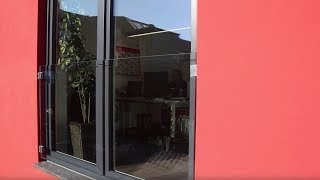 Französischer Balkon aus Glas als Absturzsicherung vor dem tief sitzenden Fenster [upl. by Sinegold]