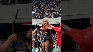 Taylor Swifts Quick Break Between Songs – Must Watch taylorswift shorts [upl. by Trimmer]