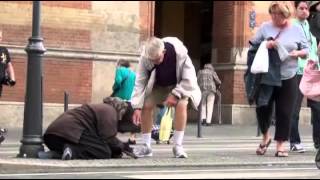 Bedelaars met nep handicap  Fake handicapped beggars  Budapest  Oplichters in het buitenland [upl. by Ossy356]