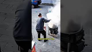 男子家门口炼油，结果玩手机太入迷，油锅起火了 监控下的一幕 [upl. by Llabmik]