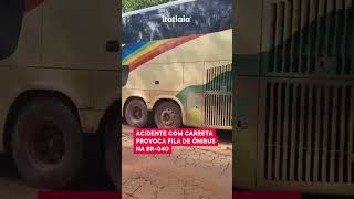 ACIDENTE COM CARRETA PROVOCA FILA DE ÔNIBUS NA BR040 CONGESTIONAMENTO CHEGA A 18KM shorts [upl. by Ridglea]