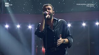 Marco Mengoni canta il brano quotDue vitequot  Soliti Ignoti  Il ritorno 13022023 [upl. by Ennaeiluj]